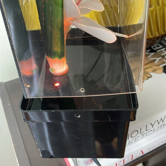 VINTAGE MUSICAL FIBER OPTIC LAMP
FLORAL 1980’S TABLE LAMP CHANGES COLOUR - Picture 8 of 10